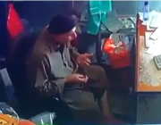 فيديو يوثق لحظة وفـاة عامل باكستاني داخل محل بالمدينة أثناء قيامه بالتسبيح