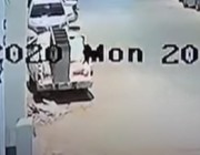كاميرا مراقبة توثق سرقة سيارة نوع “داتسون” موديل 84 من أمام منزل مواطن في الرياض