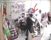 فيديو .. إنفجار بطارية جوال بوجه الموظف أثناء صيانته في أحد محلات تبوك