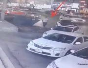 بالفيديو .. لص يسرق سيارة لكزس من أمام احدى المحلات التجارية تجاري في جدة