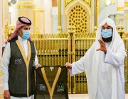 “السديس” يدشن الزي الرسمي الجديد لإدارتي شؤون الحرم القديم والتوسعة السعودية الأولى