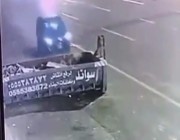 بسبب الانشغال عن الطريق.. سائق يصطدم بحاوية لمخلفات البناء (فيديو)