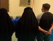 برفقة امرأتين.. الإطاحة بوافد يدير مصنعاً للخمور داخل شقة سكنية في الرياض (فيديو)