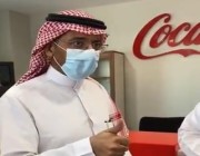 وزير الصناعة يوصي مسؤولي مصنع في سدير بالمواطنين والمواطنات (فيديو)
