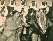 صورة نادرة للملك عبد العزيز يُهدي الرئيس محمد نجيب دهن العود
