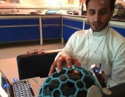 شباب سعوديون يخترعون “خوذة ذكية” تخدم مرضى الشلل التام