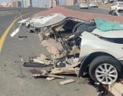 مكة.. حادث مروِّع يشطر سيارة نصفين على “طريق النكاسة” ويصيب قائدها