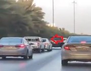 فيديو.. مطاردة وقيادة بتهور بين مركبتين على طريق سريع بالرياض
