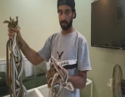 شاب سعودي يهوى تربية التماسيح والثعابين.. وهذه قصته