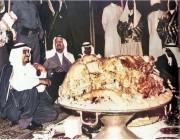 شاهد.. الملك فهد وخادم الحرمين يجتمعان على وليمة أثناء افتتاح سد أبها