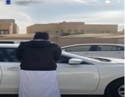 شرطة الرياض تطيح بشاب استخدم تجهيزات أمنية بسيارته وأطلق النار في أحد الشوارع العامة (فيديو)