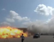شاهد.. لحظة سقوط صاروخ في مطار عدن قرب طائرة الحكومة اليمنية