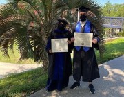 مبتعثة وابنها يتخرجان بتخصص واحد في نفس اليوم من جامعة أمريكية واحدة (فيديو)