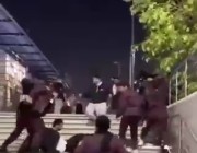 ‏شاهد .. ‎#مضاربة عنيفة بين مجموعة من الشباب و حراس الأمن في ‎#الرياض