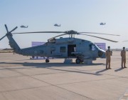 صور.. “القوات البحرية” تدشن الطائرات العمودية البحرية القتالية متعددة المھام “MH-60R”