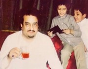 صورة نادرة خارج الرسميات للملك فهد مع ابنه الأمير عبدالعزيز