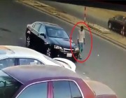 فيديو يوثق لحظة سرقة سيارة تركها صاحبها في وضع التشغيل بجدة