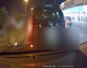 شاهد: قائد مركبة يلاحق سيارة مواطنة ويصدمها ويتهجم عليها ويسبها!