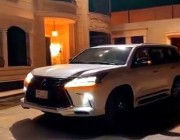 شاب يحقق أمنية والده ويهديه سيارة مماثلة للتي قادها ولي العهد برفقة أمير قطر (فيديو)