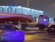 ‏فيديو .. إنحراف شاحنة نقل بنزين في إحدى مدن المملكة نتيجة المطر و السرعة الزائدة