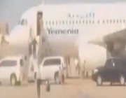 شاهد .. ماذا فعل أبطال الجيش السعودي لحظة تفجير مطار عدن
