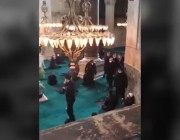 ‏إمام جامع ‎أيا صوفيا في ‎اسطنبول يوقف الصلاة والمصلون يقفون إجلالا لـ ‎أردوغان وحاشيته  ‎ ‎