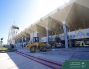 بعد الهجوم الأخير.. البرنامج السعودي لتنمية وإعمار اليمن يشرع في إعادة تأهيل مطار عدن (صور)