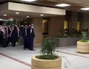فيديو للحظة مغادرة ولي العهد للمستشفى بعد إجرائه العملية الجراحية