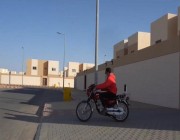 فيديو.. شاب سعودي يروي قصة تحديه الظروف والعمل صباحاً ومساءً لتوفير متطلبات أسرته