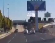 فيديو.. حـادث مروع لسيارة تخرج عن مسارها الرئيسي بعد الاصطدام بعمود إنارة في أبها