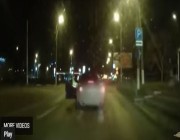 فيديو.. شرطي روسي يقفز في سيارة مسرعة لإيقافها
