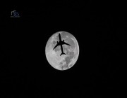 من ارتفاع 11 ألف متر.. صورة رائعة للحظة التقاء طائرة الخطوط السعودية بالقمر في سماء القصيم