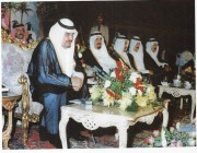 قبل 35 عاماً.. صورة نادرة تجمع خادم الحرمين الشريفين مع الملك فهد خلال حدث تاريخي