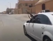 القبض على شخص ظهر في فيديو يتباهى بإطلاق نار أثناء قيادته مركبة داخل حي سكني بالرياض(فيديو)