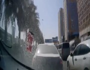 شاهد.. قائد مركبة يعترض ويوقف أخرى بطريقة متهورة على طريق سريع في الرياض
