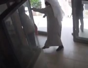 الكويت: شخص يصفع حارس أمن على وجهه ويخطف هاتفه (فيديو)