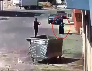 فيديو.. لص يعتدي بالضرب على امرأة ويسقطها أرضاً لسرقة حقيبتها في حي الجرادية بالرياض