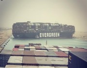 احتجزت 150 سفينة وتحمل بضائع بـ29 مليار دولار.. السفينة الجانحة في قناة السويس تسبب ضرراً كبيراً للاقتصاد العالمي (صور)