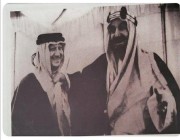 صورة تاريخية نادرة للملك عبدالعزيز وهو يمازح رئيس “أرامكو”