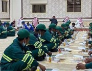 في لفتة إنسانية.. الأمير تركي بن طلال يشارك عمال النظافة في أبها مائدة الإفطار الرمضاني (فيديو وصور)