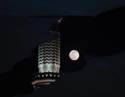 صور للقمر مكتملاً من خلف منارات المسجد النبوي