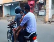 طريقة نقلها أثارت ضجة.. فيديو لنقل أم هندية متوفاة بكورونا على دراجة نارية لعدم توفر سيارة إسعاف (فيديو)
