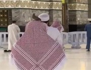 فيديو لحمامة تقف على رأس مصلٍ بالمسجد الحرام.. ومصور المقطع يروي التفاصيل