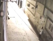 شاهد .. شخص يشعل النار في مسجد في أحد أحياء الرياض