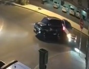 مشاجرة تتحول إلى تصادم بالمركبات بين سائقين على أحد الطرق العامة (فيديو)