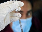 مواطن يكشف عن إصابته بكورونا بعد أخذ اللقاح.. و”الصحة” تتفاعل معه