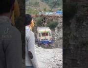 تلفريك ينقل الحافلات بشكل خطر بمقاطعة دولبا في النيبال