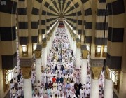 جموع المصلين يؤدون صلاتي التراويح والقيام بالمسجد النبوي في ليلة 27 من رمضان – أخبار السعودية