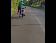 شاب يخاطر بدراجة نارية وهذا ما حدث في النهاية