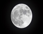 “خبير فلكي” يوضح سبب رؤيتنا لوجه واحد من القمر ولماذا يكون الشهر 30 يوما وأحيانا 29 (فيديو)